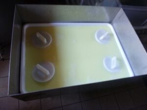 Bruch-pressen-für-Mozzarella-300x225 Mozzarella