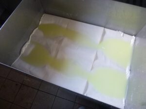 Mozzarella-Bruch-in-Presswanne-300x225 Mozzarella