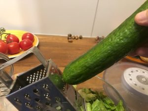 Eine-Gurke-reiben-300x225 Gurke