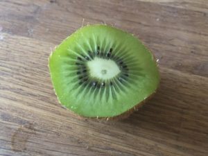 Halbe-Kiwi-300x225 Kiwipflanze