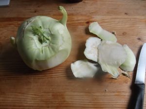 Kohlrabi-schaelen-300x224 Kohlrabi